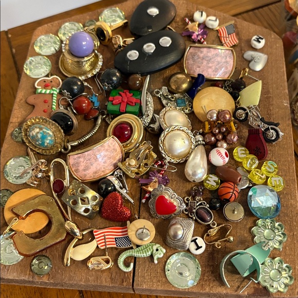 Assortment of broken jewelry and beads for crafting projects - Picture 2 of 2